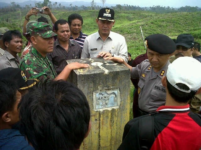 Bupati Tebo Sukandar saat meninjau salah satu batas wilayah beberapa waktu lalu.